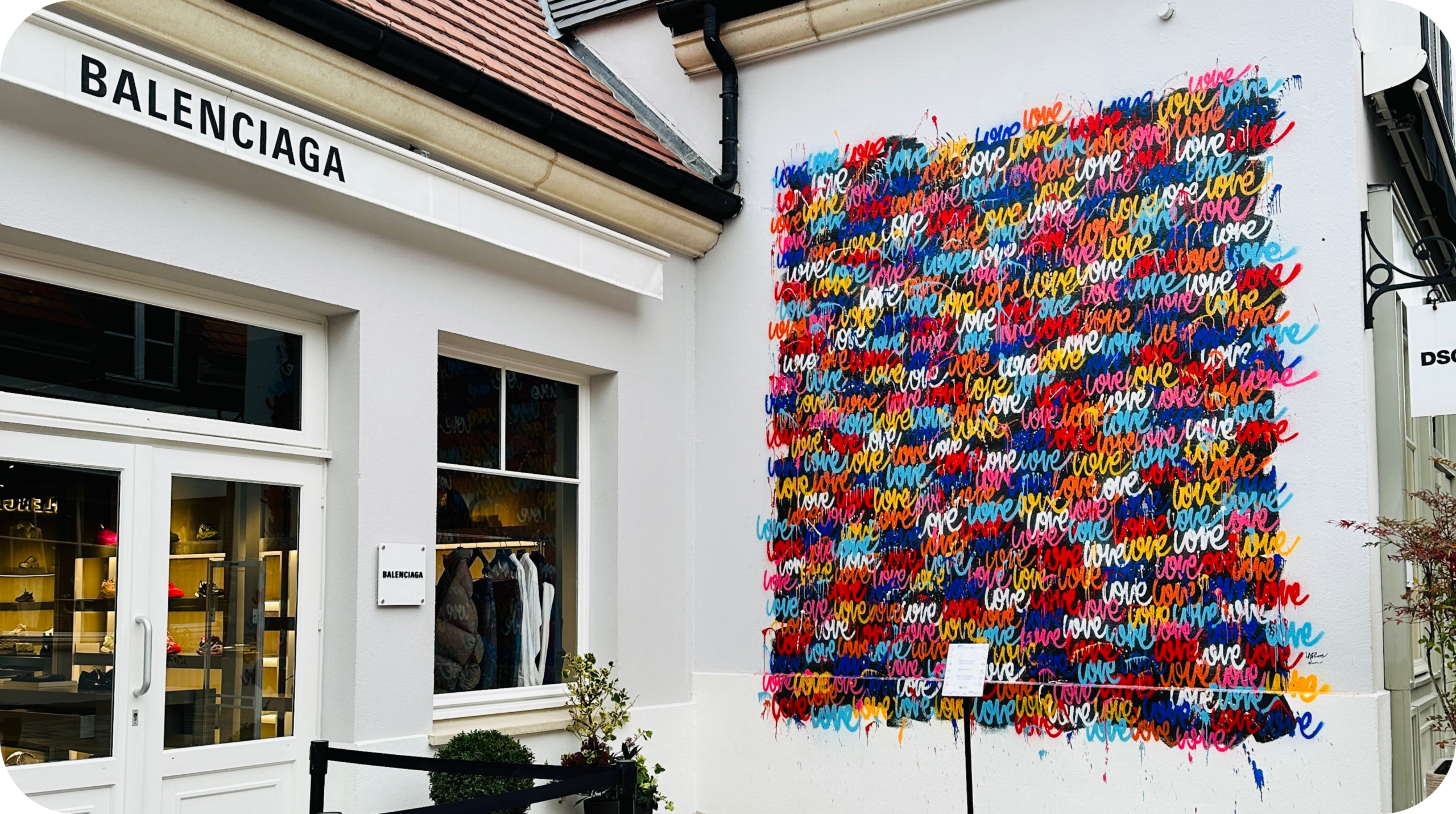 Artiste La Pointe Thomas Bremaud fresque Balenciaga love multicolores à la vallée village